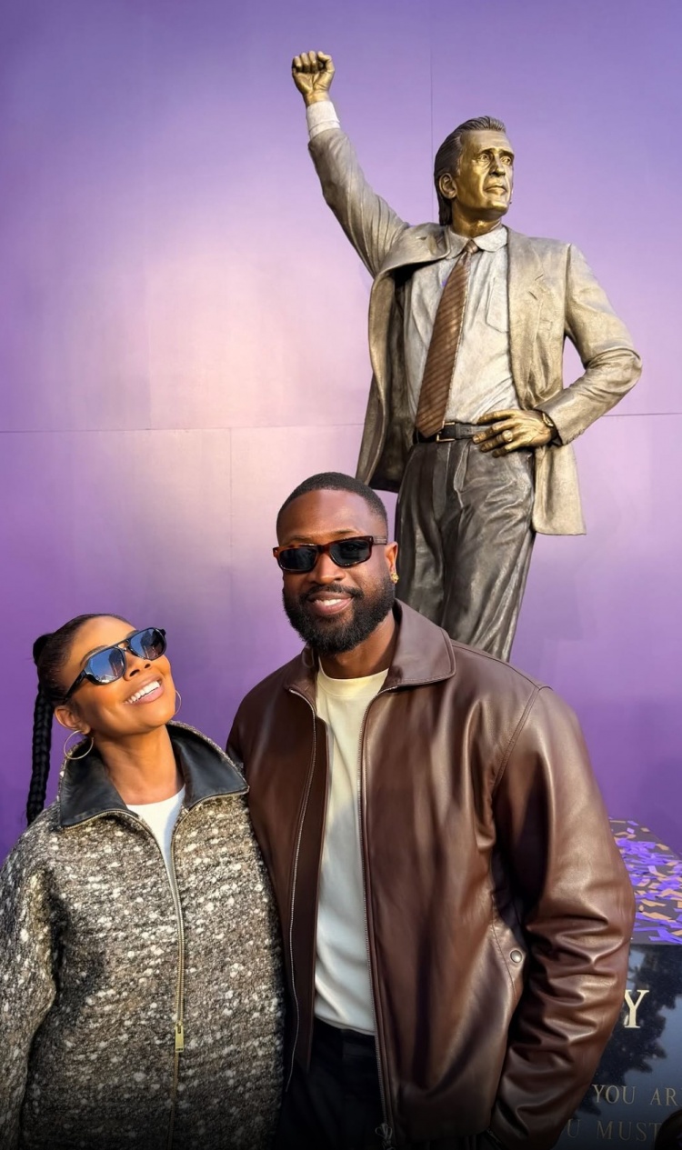 开云体育下载-韦德晒与莱利雕像合影：能在你手下打球是我的荣幸！