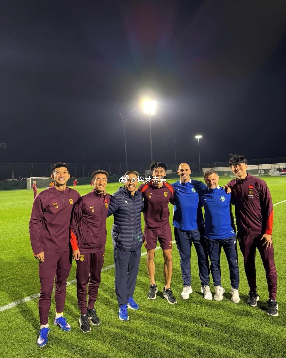 开云APP-将帅重逢，中乌赛后前广州队球员同卡帅合影留念