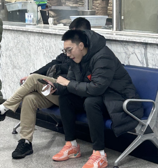 开云电脑版-贺希宁曝光胡明轩无缘世预赛原因：膝伤复发 回国第一时间去医院