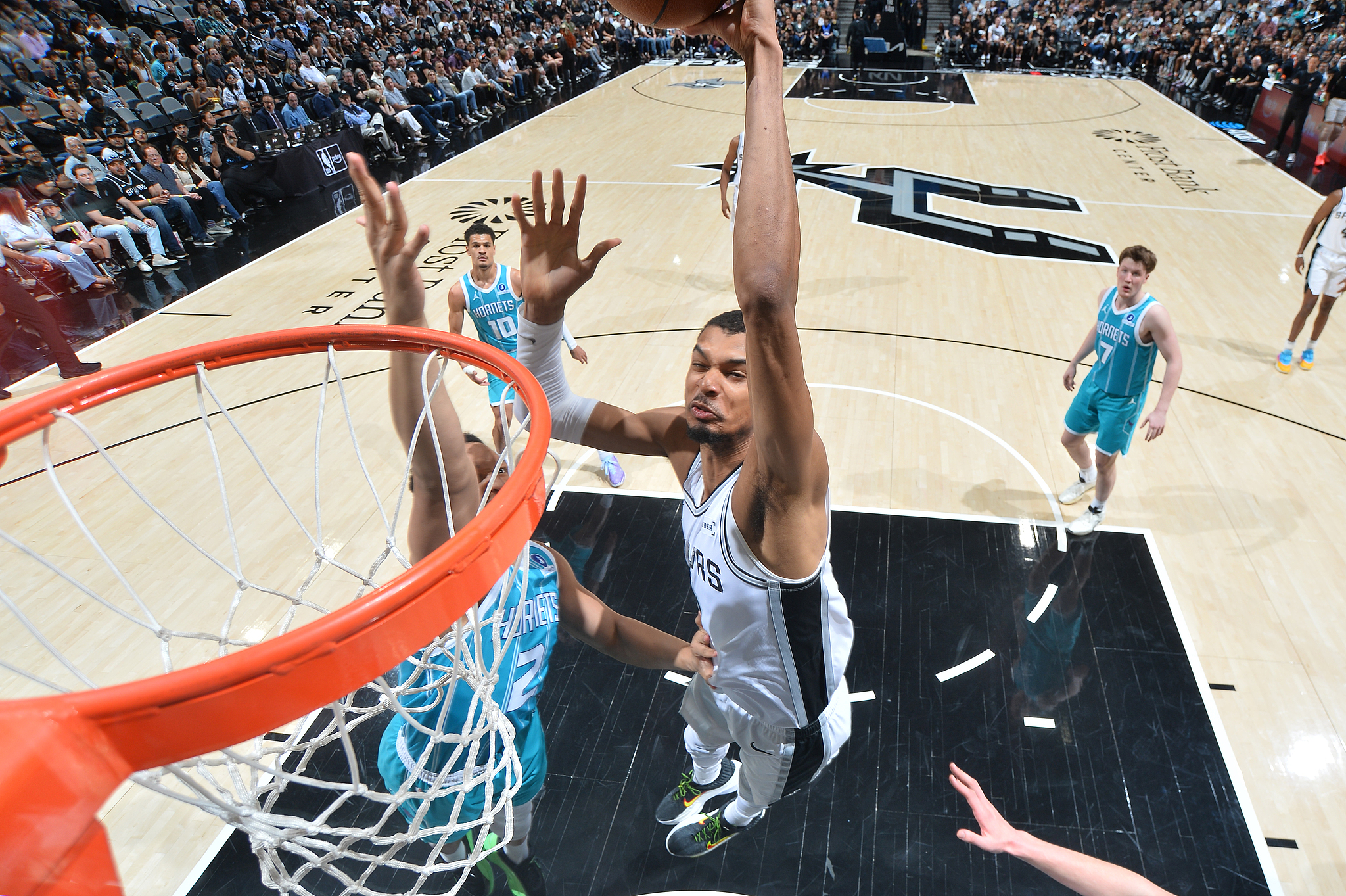 开云体育平台-文班亚马复出32+12+8 马刺主场力擒黄蜂